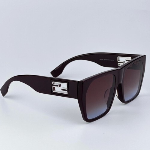 Fendi FE40124F - 81T - 57 Napszemüvegek Lila Szögletes