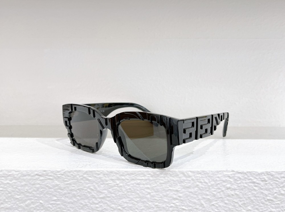 Fendi FE40104I - 01C - 50 Napszemüvegek Fekete Szögletes